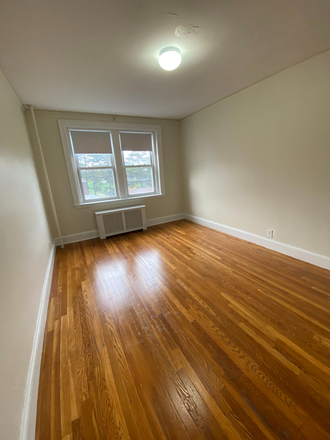Hub Realty - Location next to campus, large one bedroom, heat included Apartments