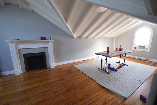 ... - GORGEOUS 4 BED WITH DECK, DECORATIVE FIREPLACE, EAT IN KITCHEN Condo