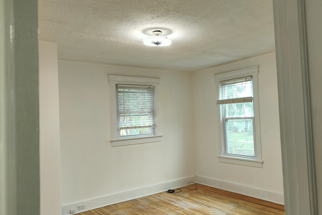 Bedroom - 2BR apt in a 2-family home-South Main St-Pennington