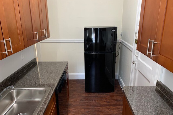 Hub Realty - Large 2 bedroom with front view and deck, in Brighton Apartments