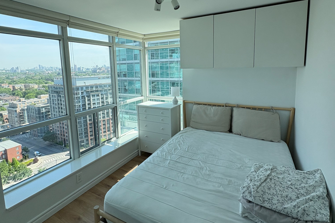 Standard Bedroom - Liberty Village Co-living - Skyline Views