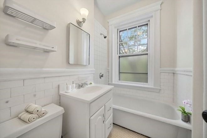 bathroom (note: it has been installed showing curtains ) - Furnished Master Bedroom in 2b1b apartment – heating included – Near Harvard