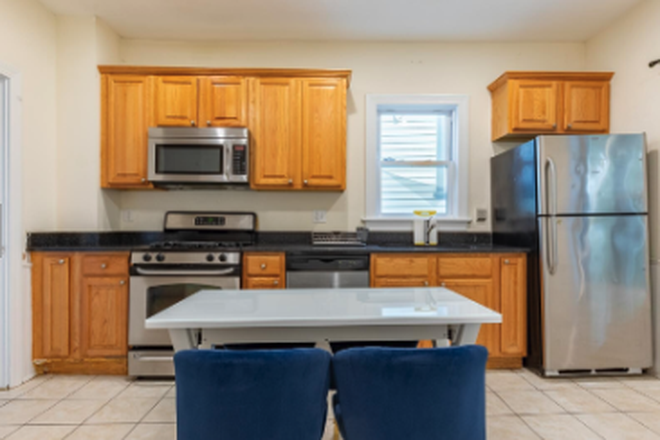 living - GREAT 5 BED WITH IN-UNIT LAUNDRY! WATER INCLUDED!! 9/1/26!