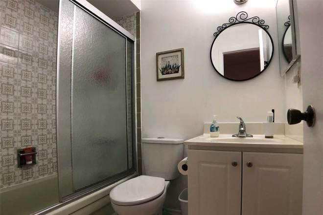 Guest washroom - Ideal for Commuting UTSC Students, faculty and staff as it takes only about 35 minutes via bus to ca