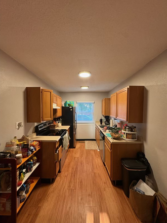 kitchen - Triplex, close to campus, close to Pearl Street