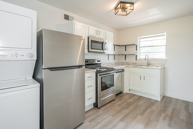 Kitchen - 2 bed/1 bath apartment, super close to campus with parking