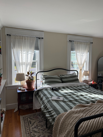 Bedroom - Large room in a house 5 minutes from campus (NEGOTIABLE RENT)