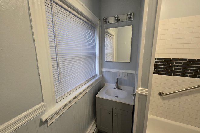 Bath - Spacious 1 bed Mt. Hope Apartments