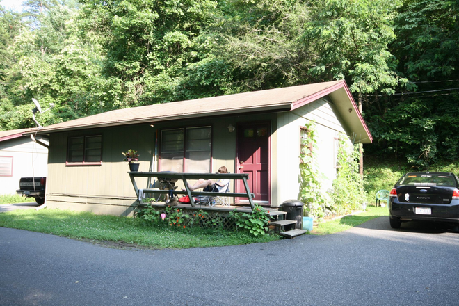 Front - Beautiful,  private 2 br. cottage in 10 cottage creekside community. 1.5 miles to WCU. Apartments
