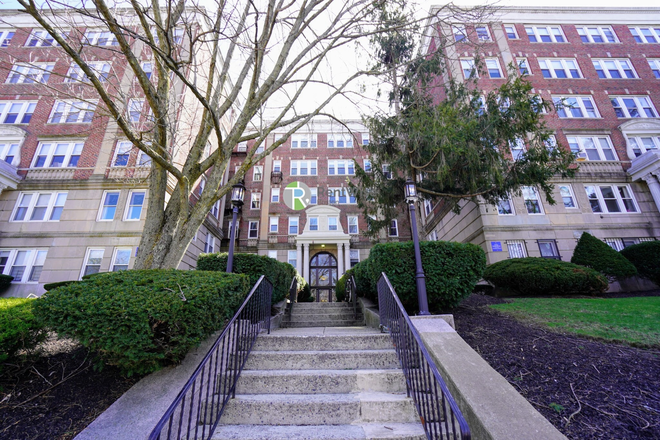 1 - NO BROKER FEES - SEPT 2025-big rooms 2bed & 1bed split, Cleveland Circle. H/HW inc