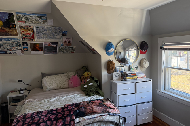 Bedroom - House close to campus, private room, bathroom, parking!