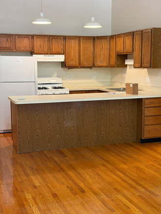 Kitchen - RUSH & U of I STUDENT APARTMENTS MEDICAL DISTRICT STUDENT DISCOUNTS AVAILABLE Text Only
