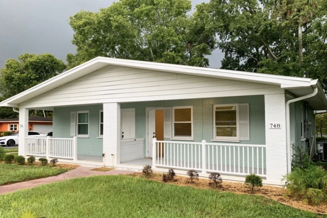 748 Front - 748 Bethune - Walk to Campus!