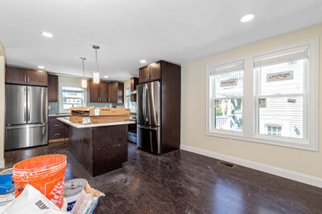 Kitchen - Huge Updated 6 Bed 6 Bath with Parking Rental