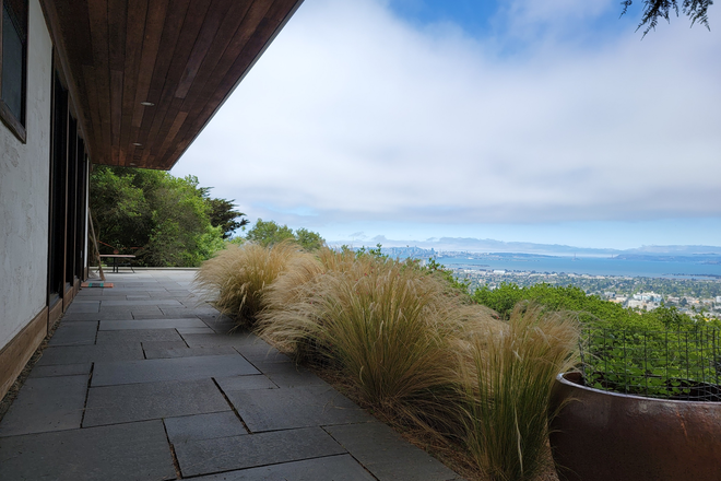 Entry - Quiet Fully Furnished Studio with Panoramic View Utilities Included House