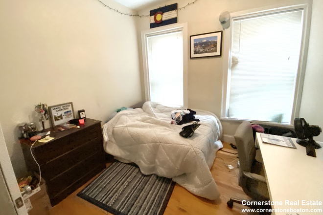 bed - Great 3 Bed 1 Bath, Open Living Space, Equal Sized Bedrooms Apartments