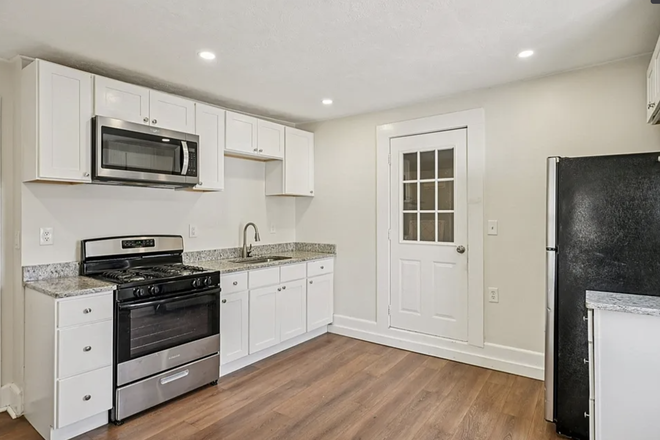 Kitchen - Updated sundrenched 3BR .2miles from campus Townhome