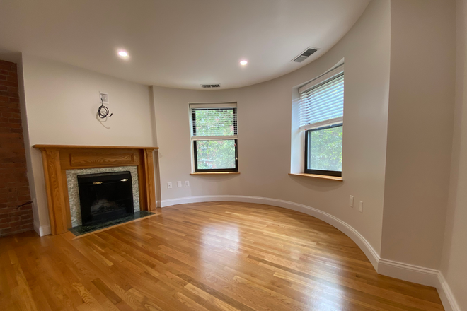 1 - GREAT location RENOVATED 1 bed on Gainsborough St Apartments