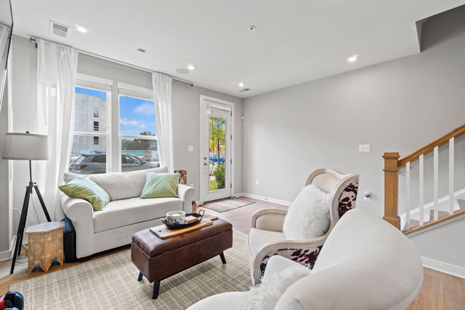 Flex space - Welcome to Modern Comfort Townhouse in West Hyattsville!