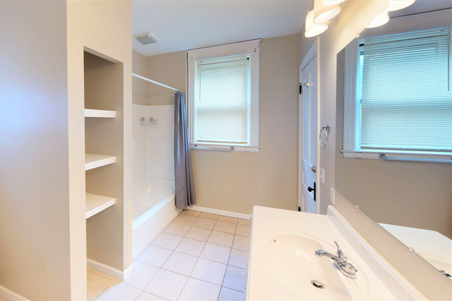 Bathroom - 2358 Stratford Ave House