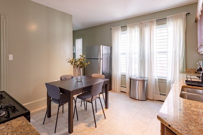 living - LOCATION!! SPACIOUS 4 BED WITH IN-UNIT LAUNDRY, AVAIL 9/1/26!! Apartments