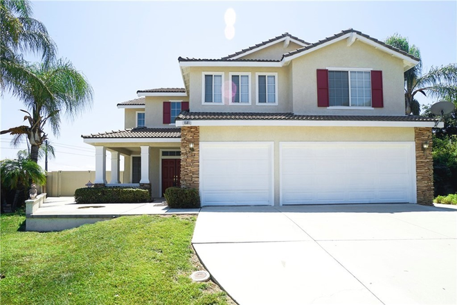 Outside front - 🏠Huge house ~4 minutes from UCR -🚨July 1st Move in SPECIAL🚨