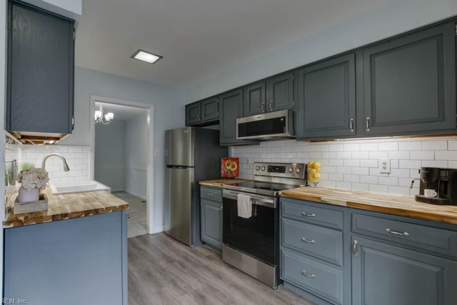 Full Kitchen - Clean, Comfortable and Updated, Fully Furnished Townhouse just Minutes from William & Mary!