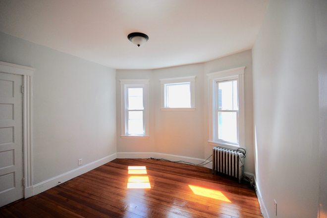- - Sorry no Undergrads :( No Broker Fee! Short Drive/Commute to Campus! 3 bed 2 bath w/ Laund
