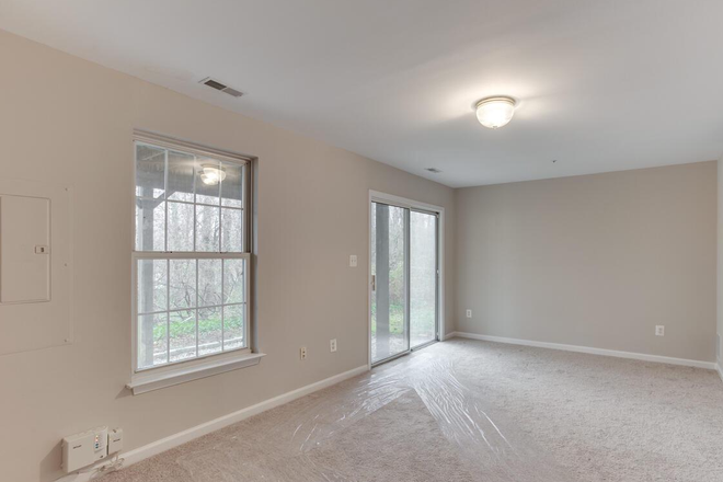 1st level bedroom - A large 3 level townhouse close to campus