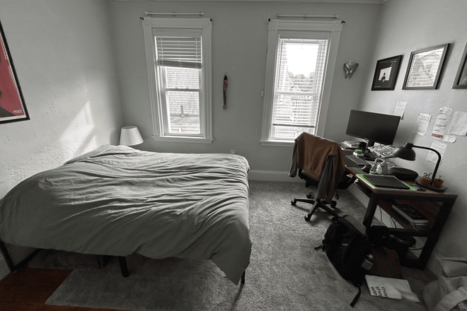 Bed and Desk - Sublet: Private Room in 4-Person Northeastern Grad Student Unit Apartments