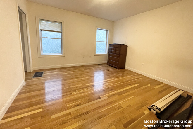 Bedroom - Large 4-Bed in Mission Hill! Available Sept 2025! Apartments