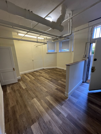 a - PRIVATE ENTRANCE, RENOVATED... Apartments