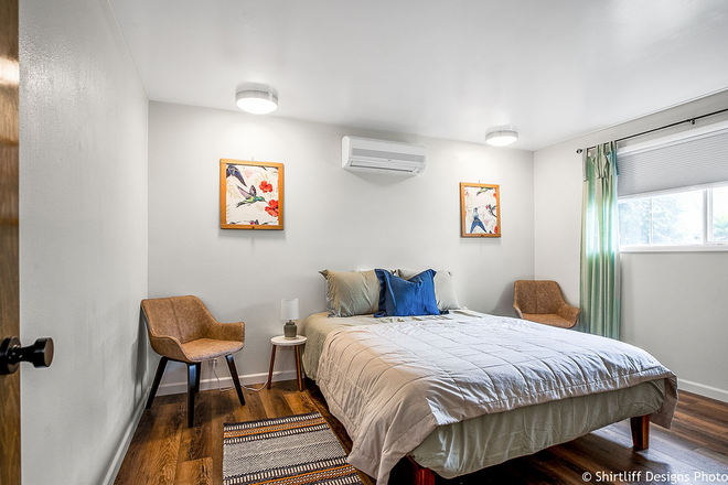 Main bedroom with bathroom attached - Eugene Retreat walk to Autzen