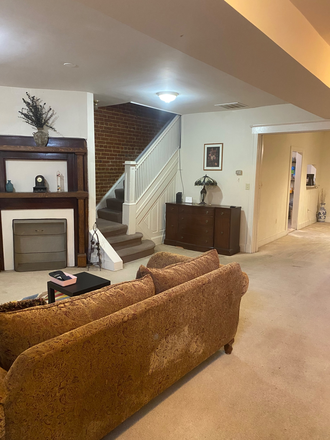 Living room area/common area - Room Rentals 1600-1187 Available Unfurnished/Furnished for DC students & international students House