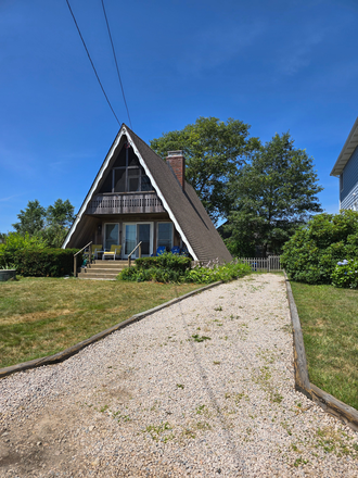 driveway for parking/ backyard entrance - 3 Bedroom House 20 minutes from campus