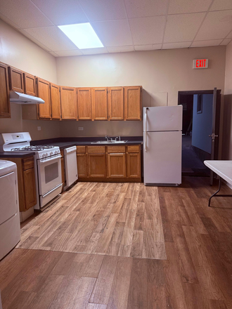 kitchen1 - 3-bedroom apartment available rent as a whole or as individual bedroom near MID /UIC west campus