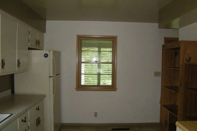 Kitchen - Close to campus & you can choose your own roommates.  3 bed/ 1.5 bath House
