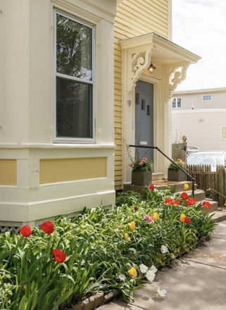 Front garden of home - Sunny, renovated Victorian 3fl studio apt on quiet st. close to Harvard/MIT