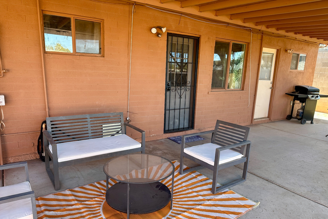 Back covered Patio - Quiet Home, 4 bedrooms, 2 Bathrooms(direct access), Good for 3 or 4 people; Internet(WiFi) incl.
