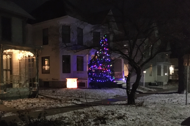 Winter - Nice quiet close in Study Apartment for Grad Student in residential area a few blocks from campus.