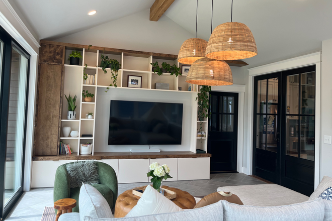 Family room/ sunroom off of the kitchen with direct backyard access - Furnished and fully equipped large renovated family home