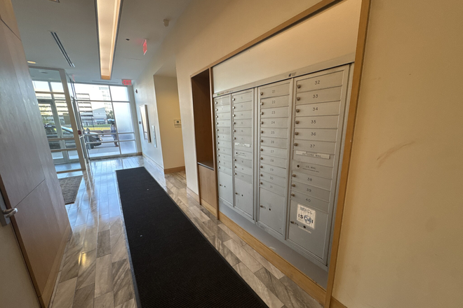 - - No Broker Fee!! Short Drive/Commute to Campus! Spacious 2 bed 1.5 bath w/ Laundry Apartments