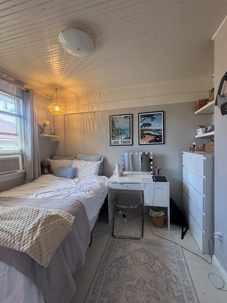 bedroom - House on the hill near campus