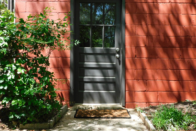 Private entrance on the side of the house - ALL UTILITIES INCLUDED Apartments