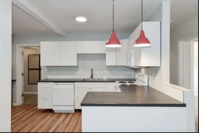 Kitchen - Fully Furnished, 4 Bedroom Apartment On The Hill, Very Close To Campus