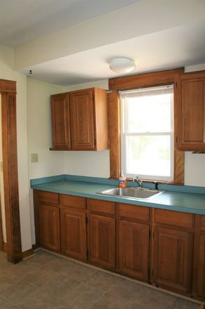 kitchen - 429SW 3 bedrooms, 2 floors, apartment 1/2 mile to VLGS