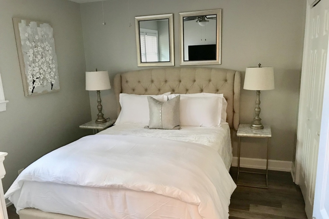 Bed one king - Coastal furnished townhome in Avondale section/ West Ashley