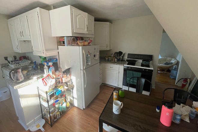 - - Right Close to Campus! Large 5 bed w/ Laundry in Building Apartments