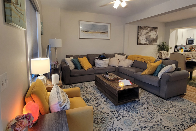 Living Room - Spacious Townhouse to Share in South Burlington