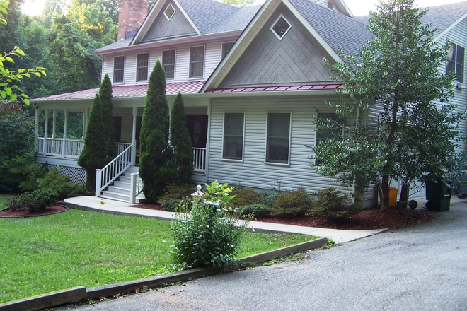 Front of the house - LIVE IN AN EXECUTIVE HOME - ONE TRAFFIC LIGHT FROM CAMPUS.